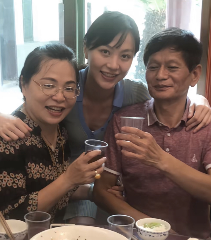 北大校花卖臭豆腐？彭高唱回应：脱下长衫，无所谓一手好牌打得稀烂2