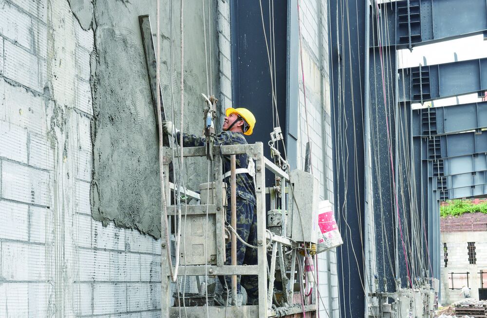 工人正在装修外墙。记者 汪媛颖 摄