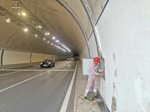 隧道照明智能升级改造现场。江津区城市管理局供图