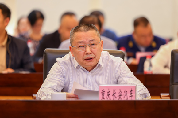 重庆长安汽车首席专家华騳骉在座谈会上发言。江北区委宣传部供图  华龙网发