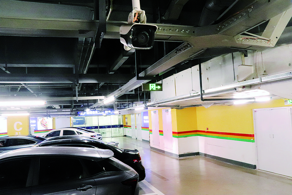 爱车在超市停车场被刮伤 车损赔偿问题困扰车主 监控存盲区 究竟谁担责?2