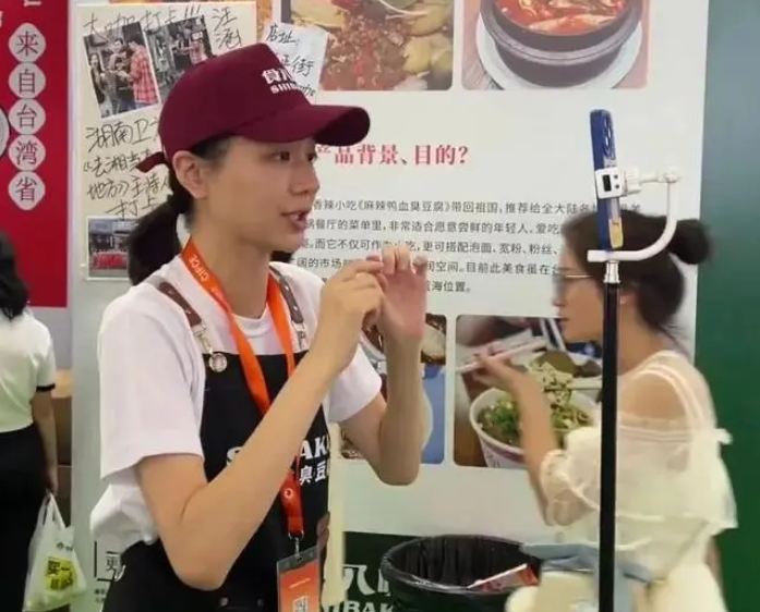 北大校花卖臭豆腐？彭高唱回应：脱下长衫，无所谓一手好牌打得稀烂1