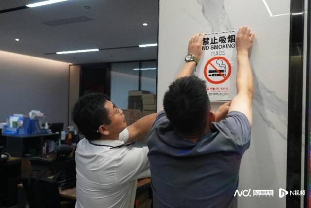 “网红哲学大佬”讲课吸烟遭投诉 所在场所被罚，当事人咋处理?3