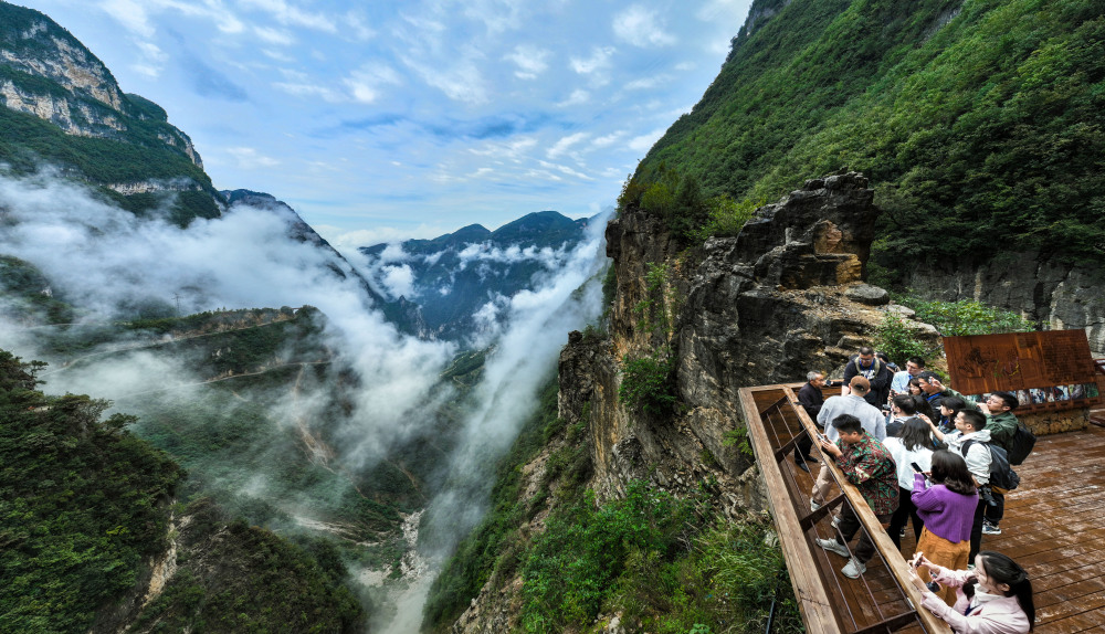 高质量发展调研行丨央媒记者走进巫山下庄村：绝壁天路是下庄人的“脊梁”2