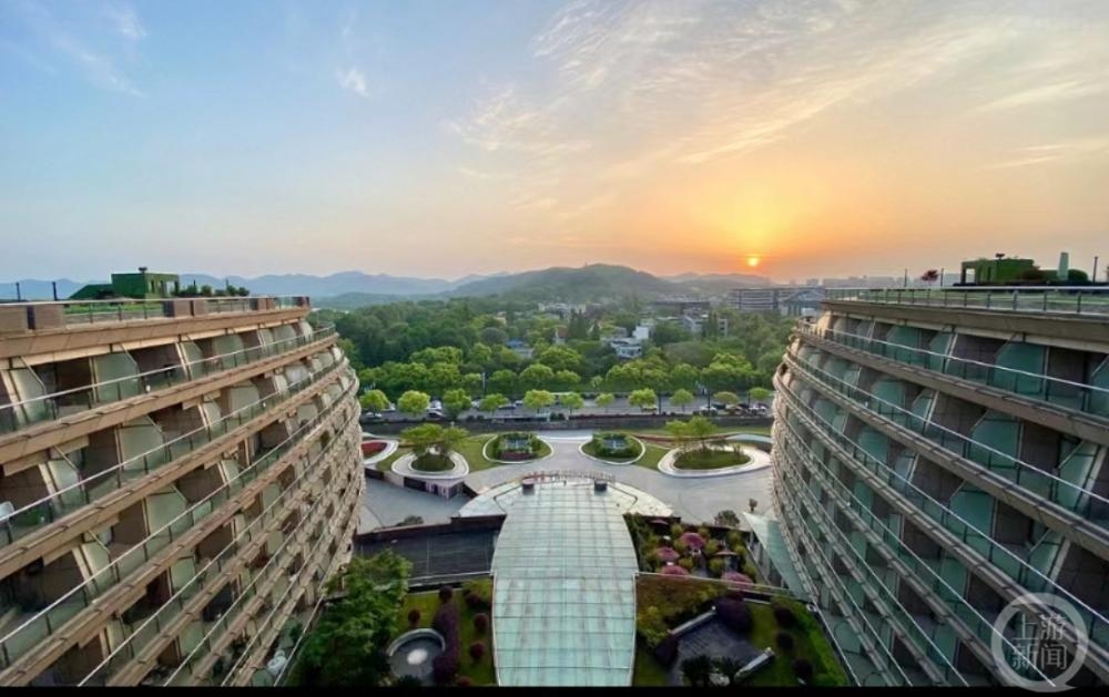 杭州一停车场43小时收费860元,管理部门:属市场调节价,明码实价就没问题3