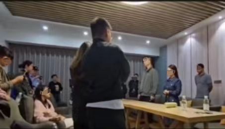 成都一初中生疑校内身亡，家长称到校后手机被藏1