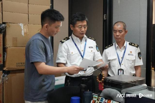 “网红哲学大佬”讲课吸烟遭投诉 所在场所被罚，当事人咋处理?2