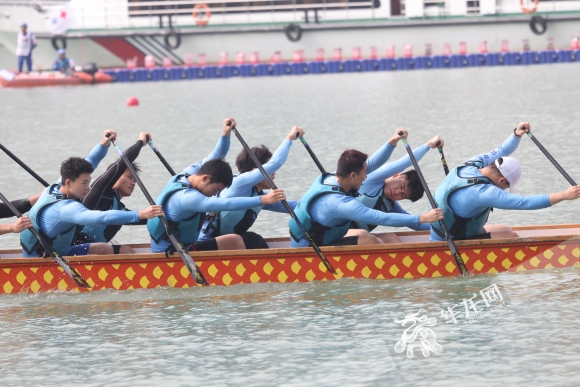 龙舟队员们划着船桨奋力向前。华龙网记者 李黎 摄