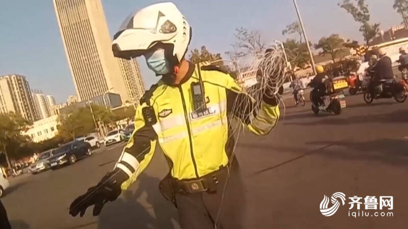 辅警执勤发现风筝线紧急喊停路人2