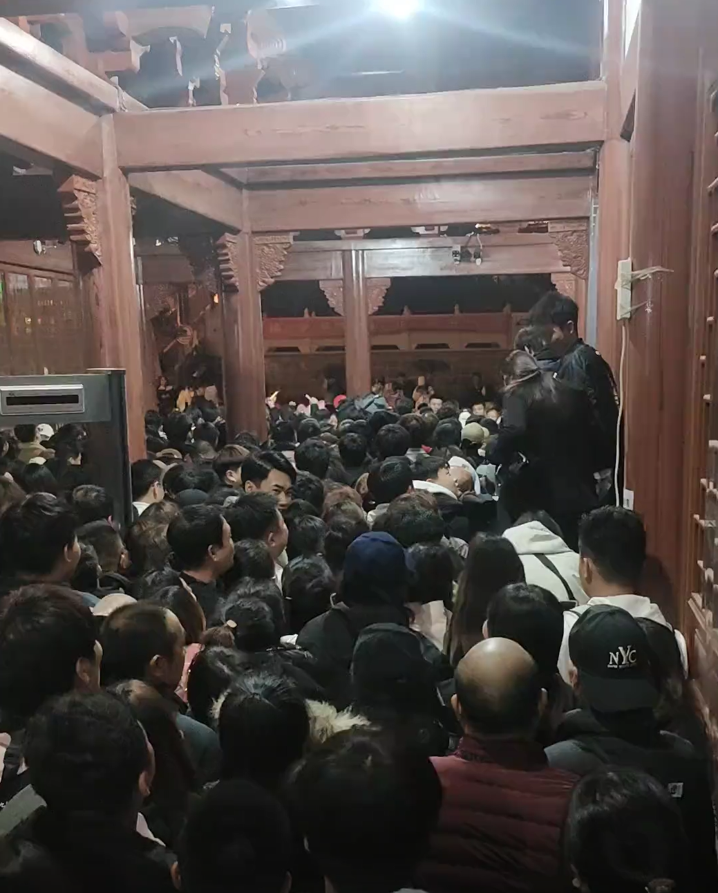 门票暴降至9.9元，这座山被挤爆 景区紧急喊停1