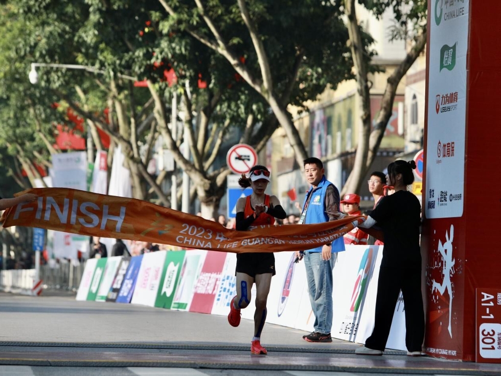 重庆选手冯丹夺得女子半程冠。活动主办方供图