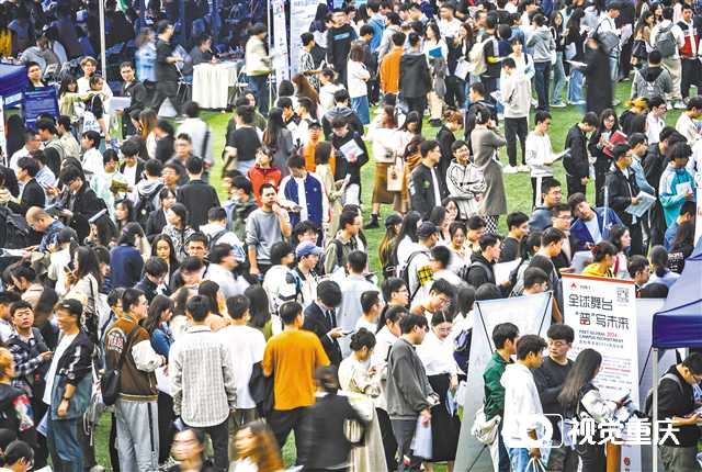 重庆大学双选会吸引上万名大学生求职