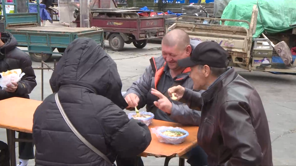 中俄互免签激发出境游 边境早市频现"洋面孔"-华龙网