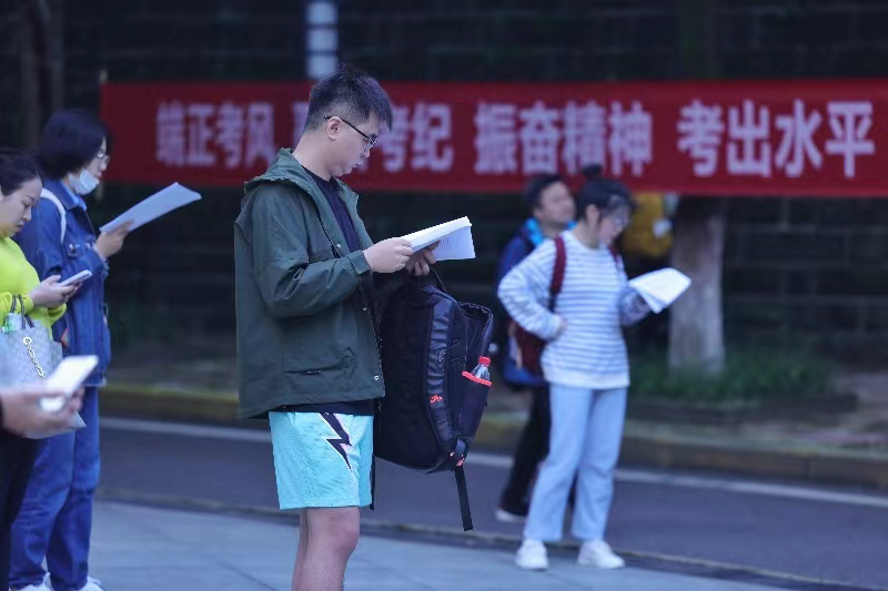 法考主觀題開考前，年法考生們在考場內做最后的考主考試開考考復習。市司法局供圖