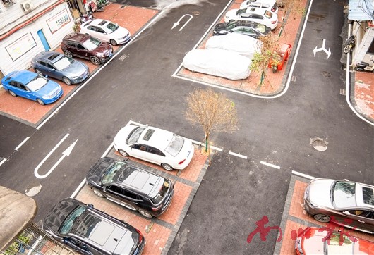 花果小区新增了33个停车位，满足居民停车需求。记者 陈姗 摄