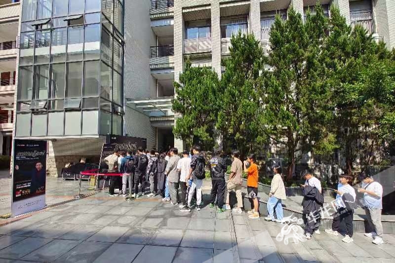 重慶大學，同學們排隊入場參加活動。華龍網記者 石濤 攝