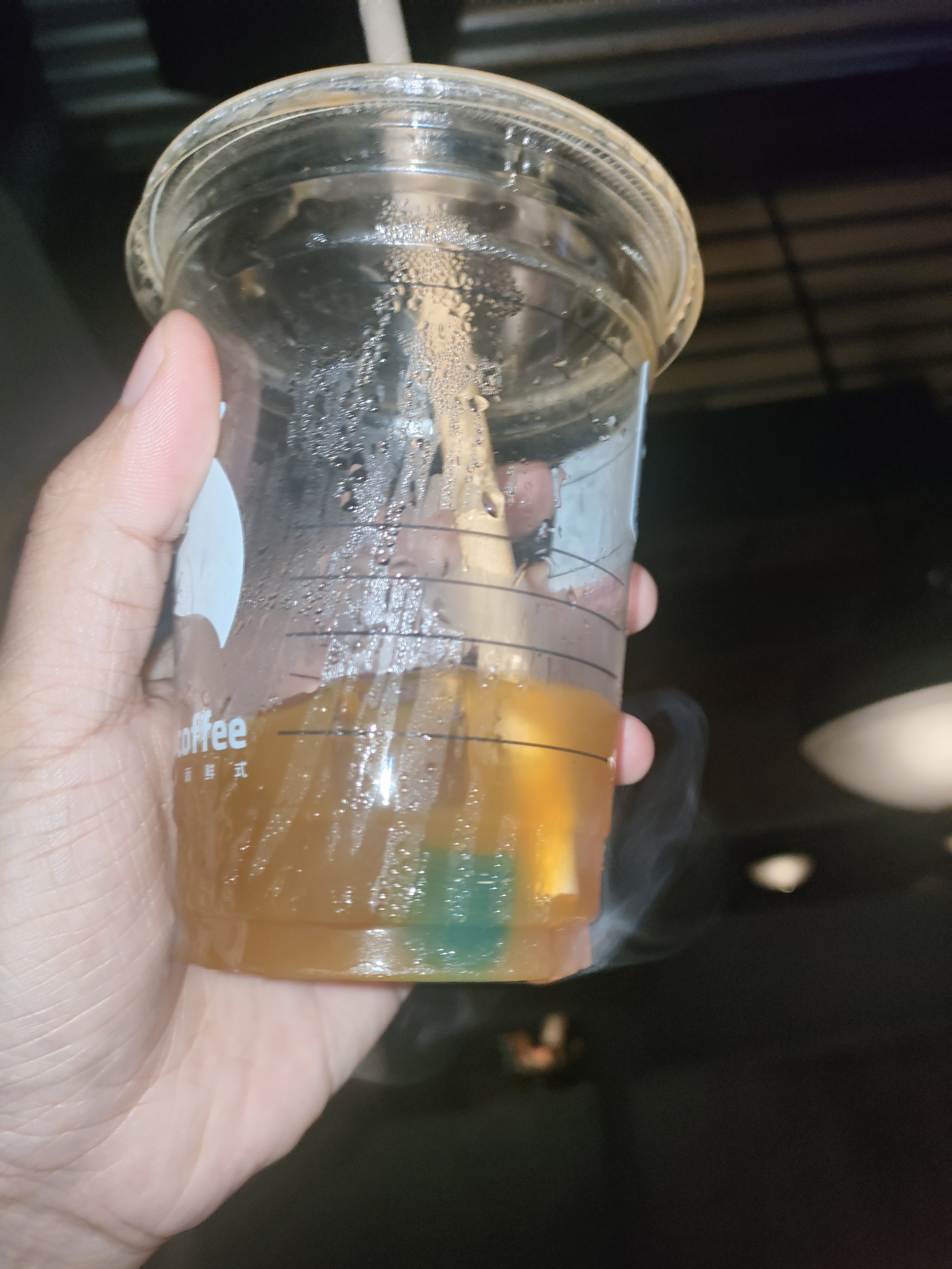饮品中喝出塑料配件,瑞幸咖啡:非常重视,将派专人处理1