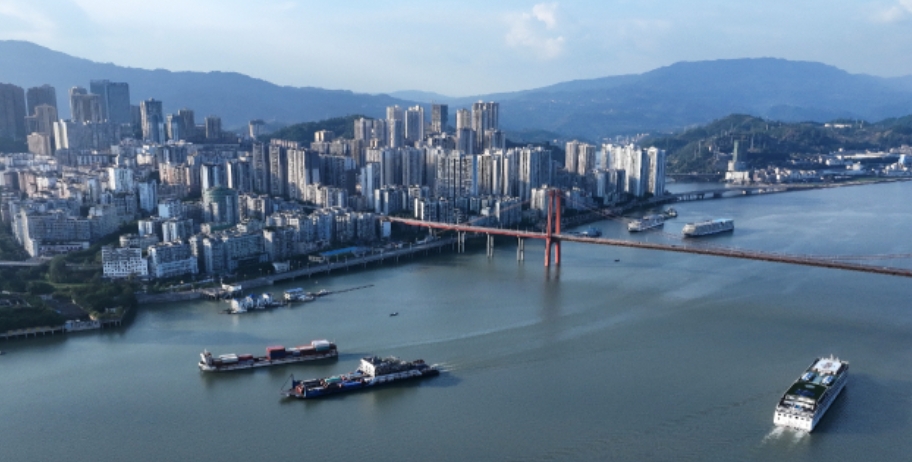 有着“黄金水道”之称的长江三峡迎来繁忙运输季节。