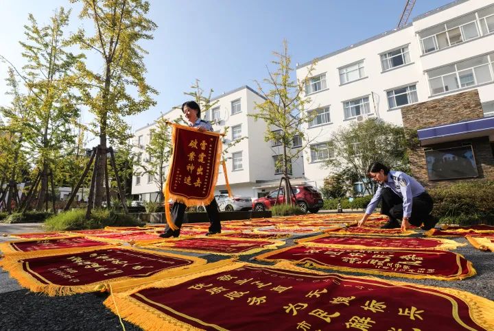 派出所俩月收50多面锦旗铺了一地！做了啥好事？3