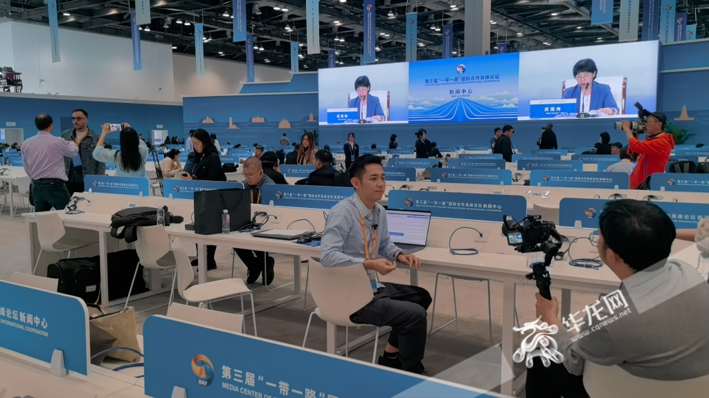 媒体记者在新闻中心工作。华龙网记者 黄宇 摄