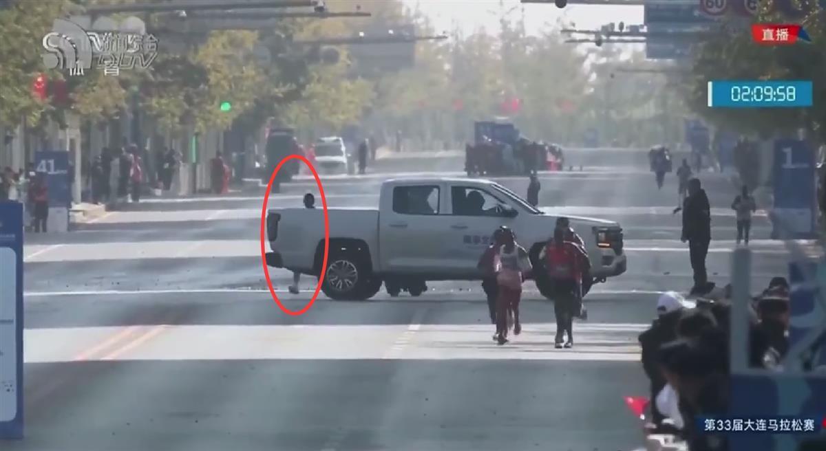 大连马拉松中国选手冲刺被车挡道？体育局正调查，业内：若节奏未被打乱，选手或再快5到10秒3