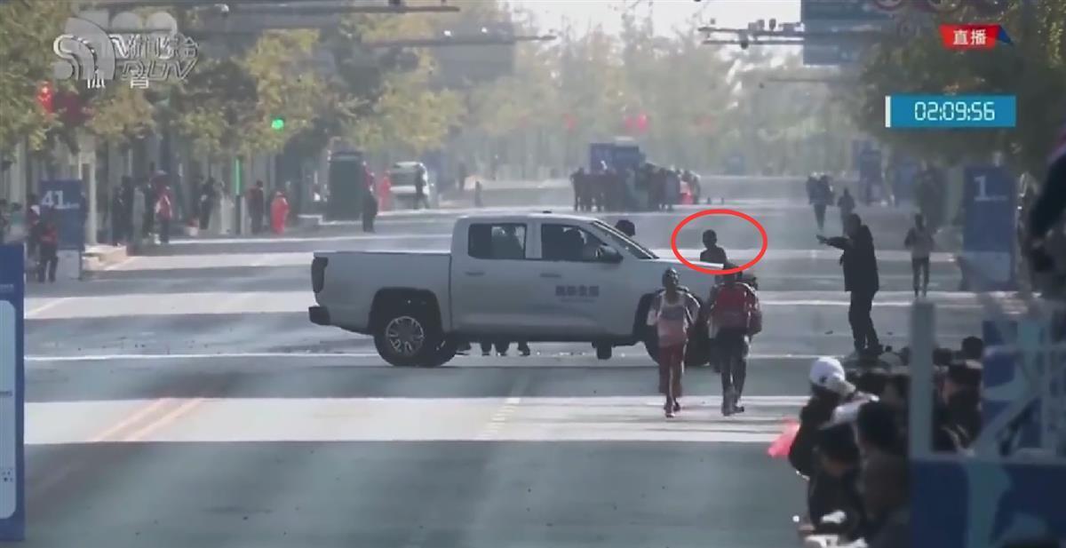 大连马拉松中国选手冲刺被车挡道？体育局正调查，业内：若节奏未被打乱，选手或再快5到10秒2