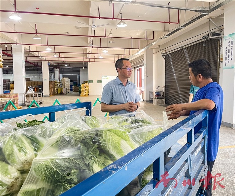 东城街道商会会员与蔬菜供货商交流近期市场行情。记者 李佳遥 摄