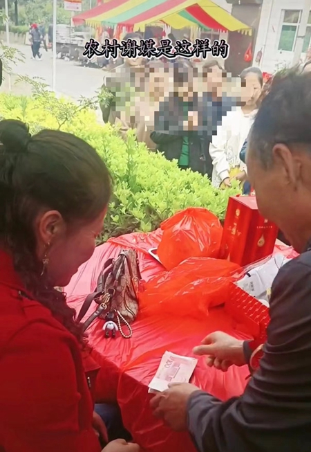 职业媒人哄抬彩礼、为争面子相互攀比，当婚姻被高额彩礼裹挟4