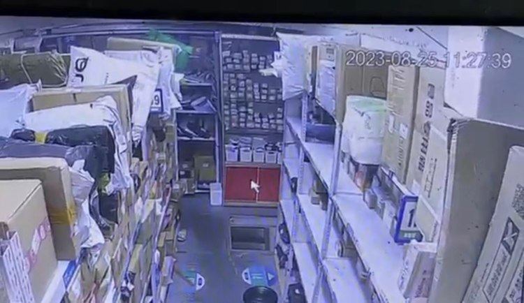 太原女子菜鸟驿站取快递跌落阁楼洞口成重伤，有网友称走驿站楼梯像“爬悬崖峭壁”1