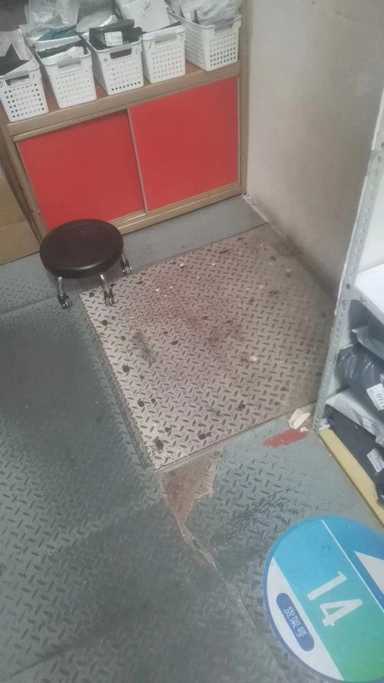 太原女子菜鸟驿站取快递跌落阁楼洞口成重伤，有网友称走驿站楼梯像“爬悬崖峭壁”2