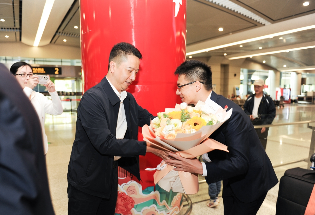 The team member was welcome with flowers. (Photo provided by the Chongqing Municipal Health Commission)