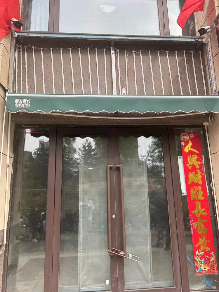 太原女子菜鸟驿站取快递跌落阁楼洞口成重伤，有网友称走驿站楼梯像“爬悬崖峭壁”4