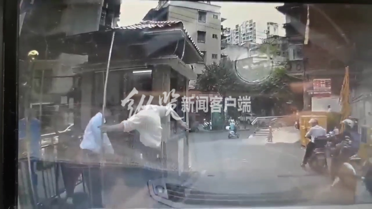 广西一小区门口女子和小女孩疑被家暴，连遭男子掌掴、脚踹，警方：打人男子已被控制