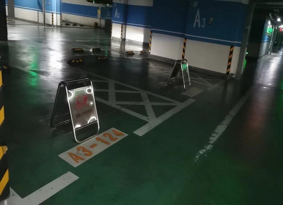 督促停车场所放置残疾人专用车位标识。沙坪坝区公共停车管理处供图 华龙网发