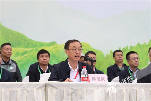 重庆市林业局二级巡视员熊忠武主持赛事。华龙网记者 李成 摄