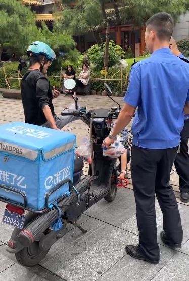 广州一外卖员将城管踹倒后被制服1