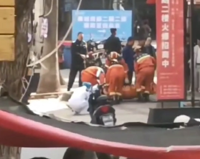 云南弥勒电梯坠落事件致3死17伤，出事电梯疑“客货共用”，涉事品牌多次被行政处罚1