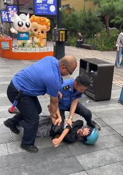广州一外卖员将城管踹倒后被制服2