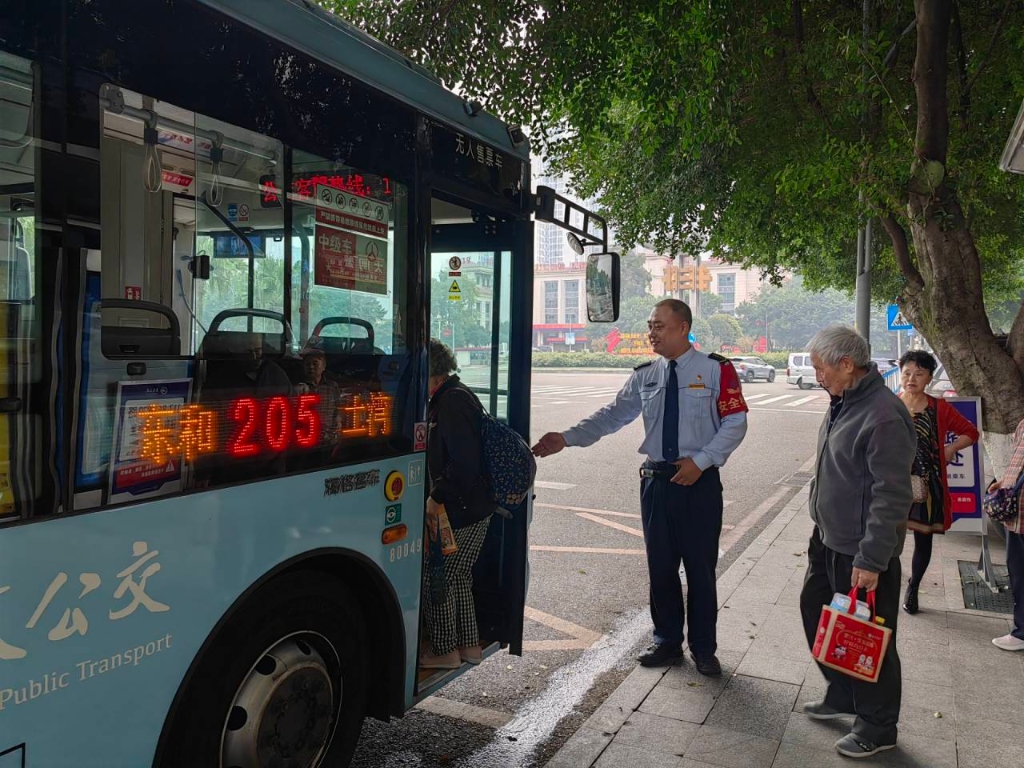 公交驾驶员万玮引导乘客上车。重庆两江公交供图