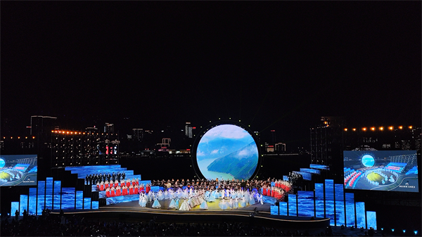 歌会现场还重磅推出世界大河歌会主题曲《大河的声音》。华龙网 简梦 摄