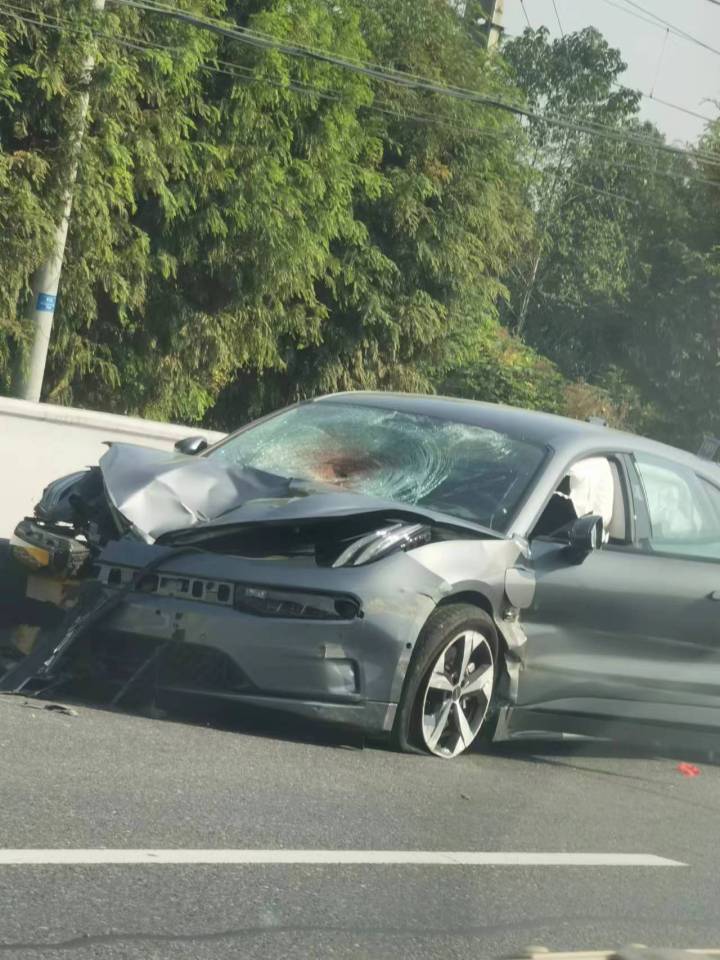 “极氪001”气囊爆炸人被弹飞？极氪辟谣：系行人被撞3