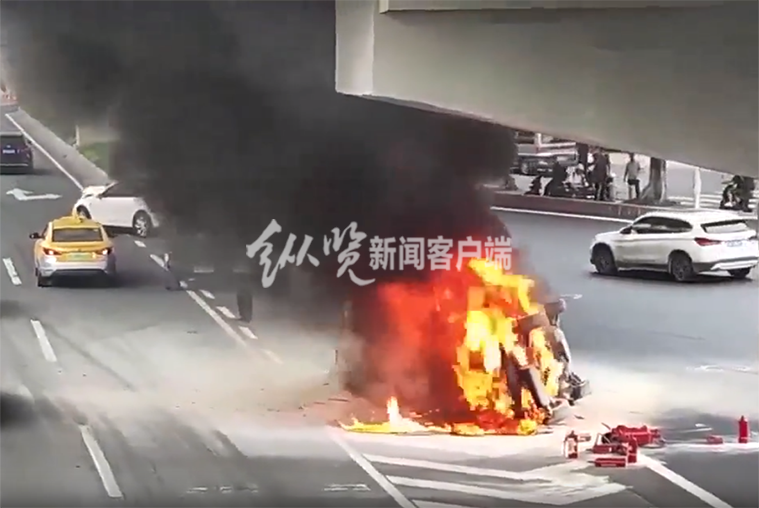 广州交警回应“宝马与出租车相撞侧翻起火”：出租车司机被控制，已关注到“斗气车”等传言2