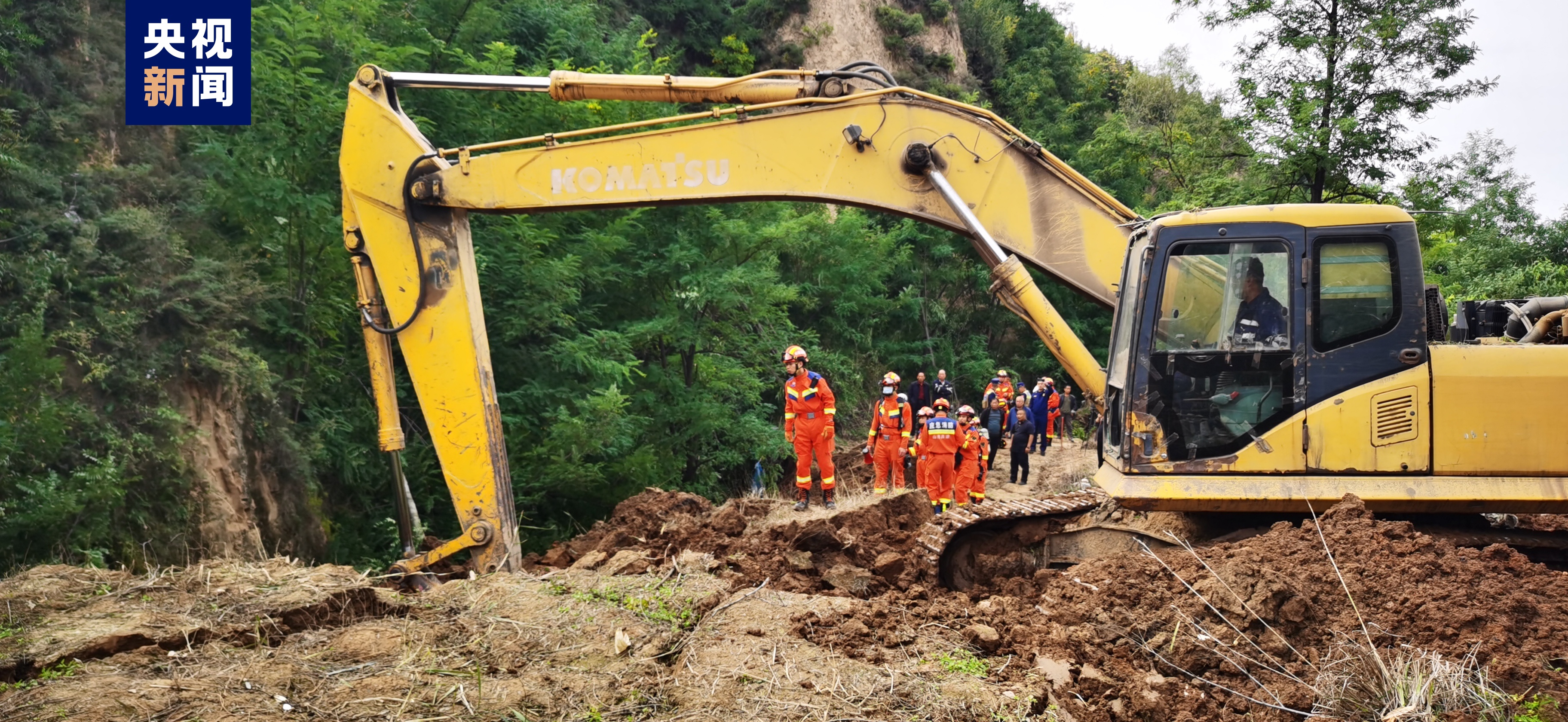 山西吕梁离石区发生山体滑坡 5人被困 救援进行中2