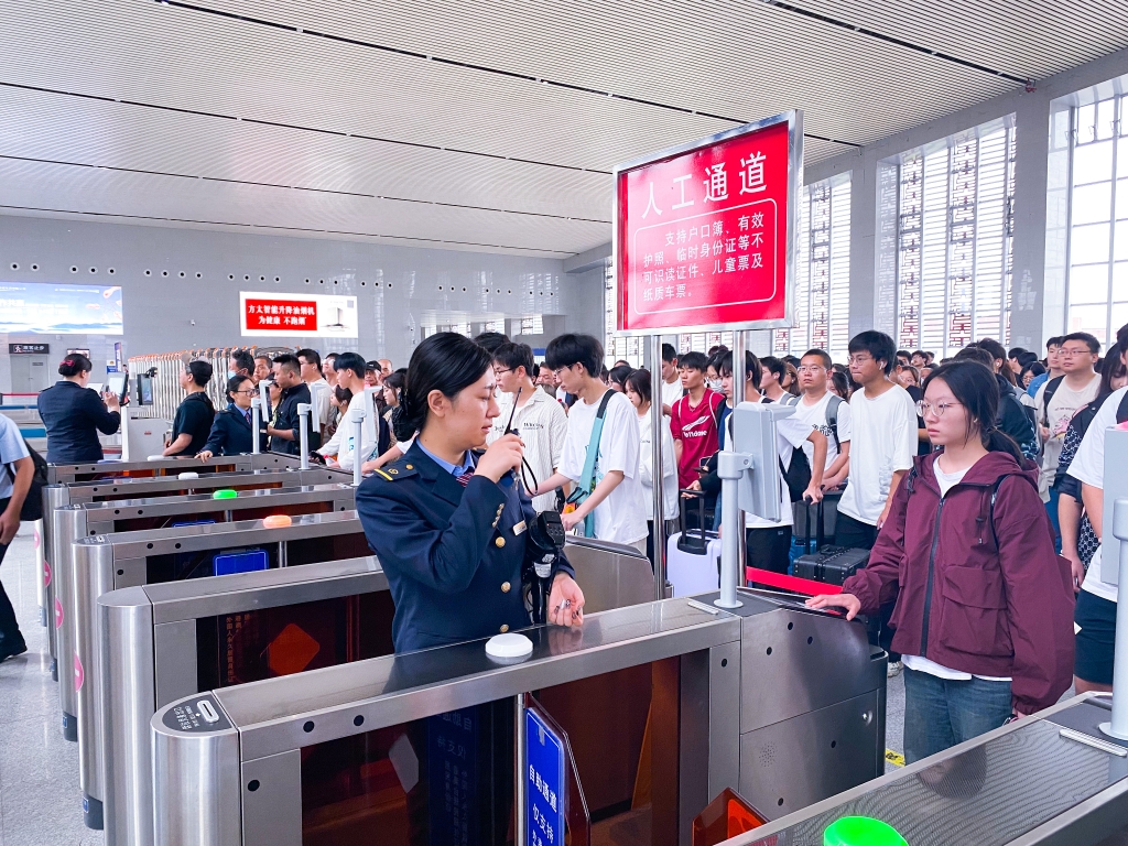 周妍岑正在長(zhǎng)壽北站引導(dǎo)旅客檢票乘車。通訊員 蒲維 攝