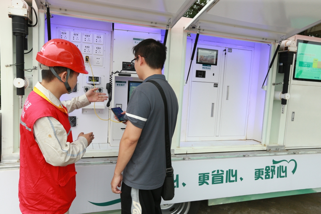 工作人员为游客介绍移动电源车。国网重庆永川供电公司供图