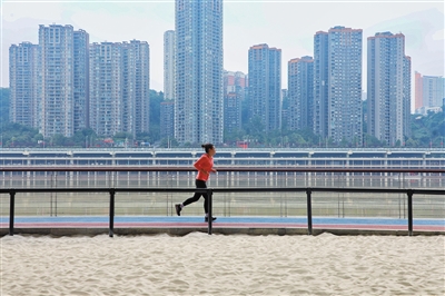 北滨路渔人湾码头段高架桥下，市民在跑步锻炼。记者 曹检 摄