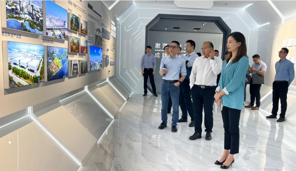 参观滴水湖AI创新港展厅。重庆市招商投资促进局供图
