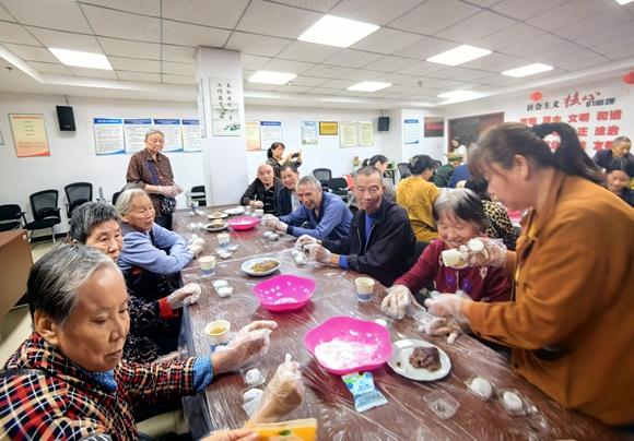 “浓情中秋 幸福洋溢”月饼制作和插花活动。江北区复盛镇供图 华龙网发