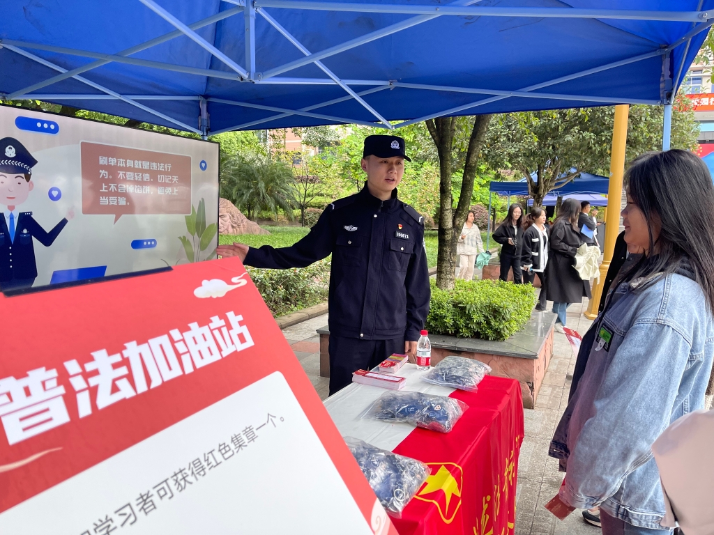 民警现场普法。警方供图