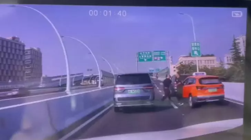 上海高架“拳王”打晕变道司机1